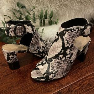 NWOT Alfani Floriss Block Heel in Snake White Size 5